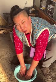 东北雨姐的人设魅力与崩塌危机：网红经济下的双刃剑