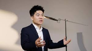 董宇辉的理想主义外衣下藏着什么