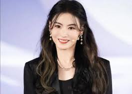 45岁张柏芝空降上海街头，路透图一出全网傻眼：这还是三个娃的妈？