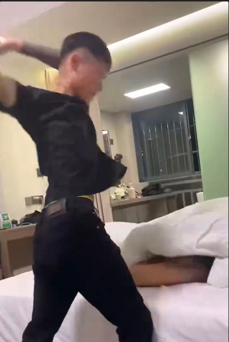 皮带哥酒店狂抽精神小妹，国服玄策现实版视频全网炸锅